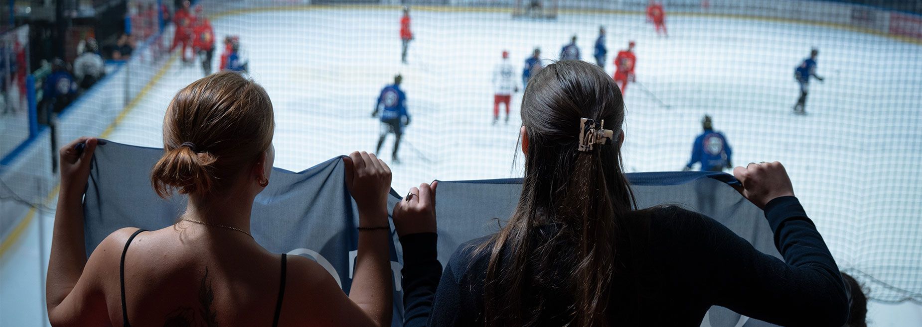 etudiantes GEM tenant un drapeau, rentrée patinoire 2025